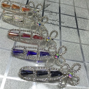 Detail von fünf funkelnden Strass-Haarklammern mit Blumen- und Kristall-Tropfenmotiven