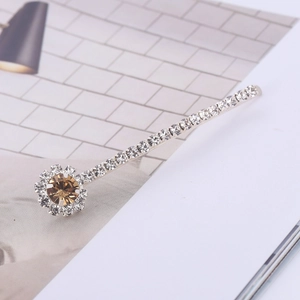 Elegante zilveren haarclip met witte strass steentjes en sprankelend champagne bloemaccent