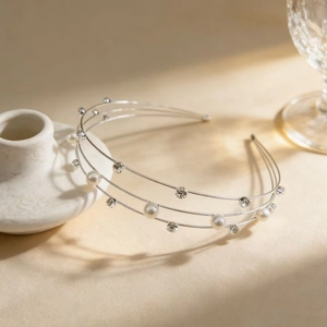 Serre-tête argenté élégant à trois couches avec perles et strass brillants pour femmes