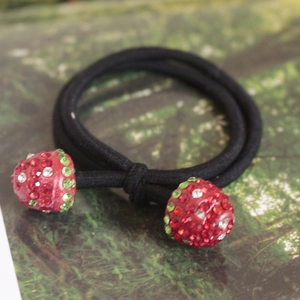 Élastique à cheveux noir avec deux cordons et breloques fraises ornées de strass rouges