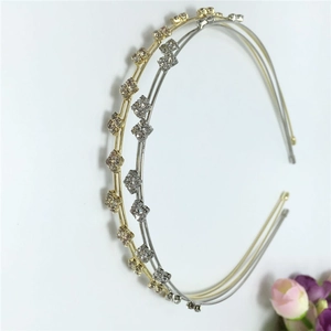 Détail de serre-têtes à double rangée de strass carrés sur monture en métal or et argent