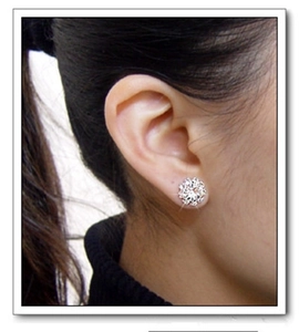 Gros plan de boucles d'oreilles tournesol en argent S925 avec zircons étincelants
