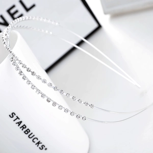 Serre-tête double couche argenté avec strass brillants sur une tasse en céramique