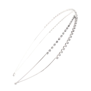 Serre-tête double rangée argenté élégant orné de cristaux brillants sur fond blanc pur