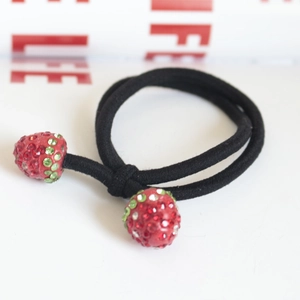 Élastique à cheveux noir avec pendentifs fraises en strass rouges et double cordon