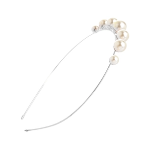 Elegante diadema fina de metal plateado con siete perlas blancas sobre fondo blanco