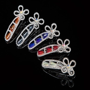 Exquisite Haarspangen mit Strass-Schleife und fünf farbigen Kristallen auf schwarzem Grund