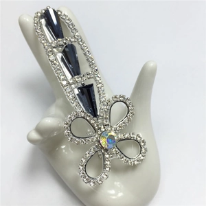 Eleganter Haarclip mit Blumen-Strass und blauen Kristallen auf Keramikständer
