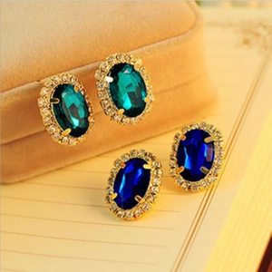 Elegante ovale Blumenohrstecker mit grünen und blauen Kristallen in Goldfassung