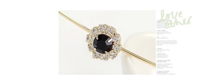 Gros plan d'une épingle à cheveux tournesol avec cristal noir et strass blancs