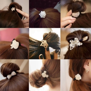 Détail macro de neuf modèles d'élastiques à perles avec fleurs, cœurs et nœuds papillon