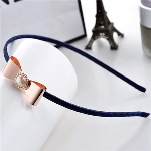 Serre-tête fin élégant avec ruban bleu marine, nœud en métal or rose et perle nacrée