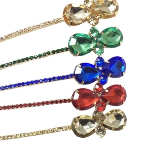Fünfteiliges Set eleganter Strass-Haarklammern mit bunten birnenförmigen Kristallen