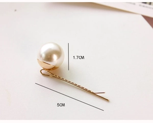 Detailopname van 5CM gouden clip en 1.7CM grote parelafmetingen op een witte achtergrond