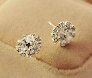 Élégante puce d'oreille tournesol en argent avec zircon sur écrin à bijoux