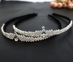 Détail de couronnes en strass argent et or rose avec serre-tête denté pour mariée