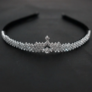 Détail d'un serre-tête couronne en strass argentés avec finition en velours brillant