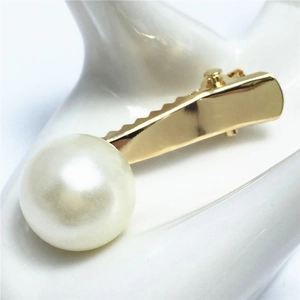 Elegante gouden haarklem met een grote glanzende witte parel voor dameskapsels