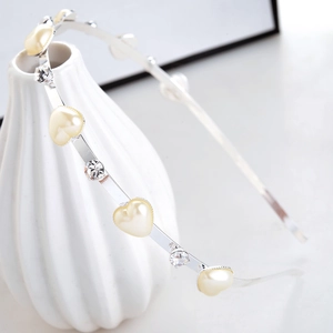Elegant silver headband with heart-shaped pearls and sparkling rhinestones for hair