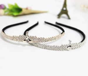 Détail des couronnes de strass étincelants en or et argent avec incrustations de cristaux