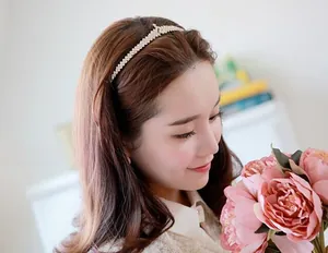 Détail d'un serre-tête couronne de mariée étincelant avec strass porté par un mannequin