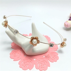 Serre-tête élégant en or rose avec perles blanches et cristaux sur monture fine