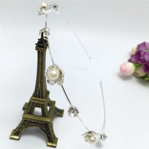 Détail du serre-tête argenté avec perles fantaisie et fleurs de strass scintillantes