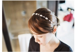 Detailaufnahme des Haarreifs mit eleganten weißen Perlen und Glitzersteinen auf Silber