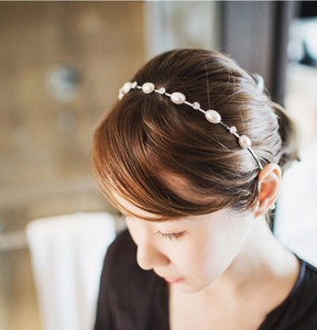 Detailansicht des silbernen Haarreifens mit eleganten weißen Perlen und glitzernden Kristallen
