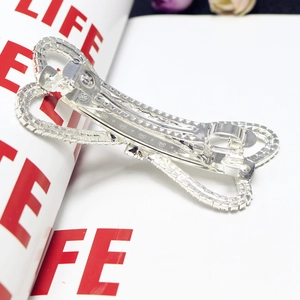 Barrette à cheveux nœud en strass étincelants avec base en métal argenté et cristaux élégants