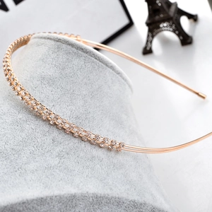 Serre-tête raffiné à double rangée de strass dorés sur un support d'exposition en velours