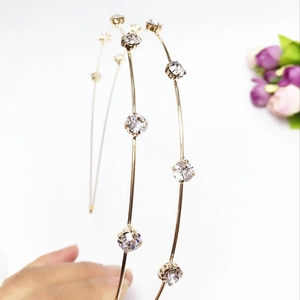 Detailed macro view of the double-layered golden headband with sparkling round crystals