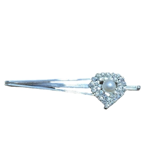 Pince à cheveux argentée avec cœur en strass et perle au style minimaliste