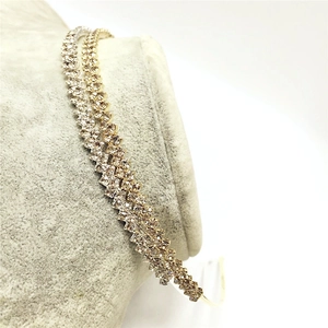 Detailansicht von Haarreifen in Silber und Gold mit dicht besetzten Kristallen