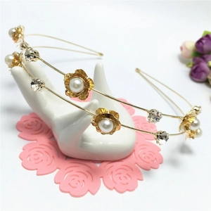 Elegante cerchietto dorato a doppio strato con rose di metallo, perle e strass di cristallo