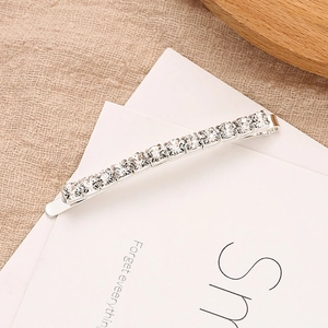 Fermaglio per capelli minimalista in argento con 12 strass trasparenti su beige