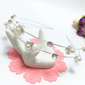 Dettaglio cerchietto in metallo argento con rose di perle e cristalli sfaccettati