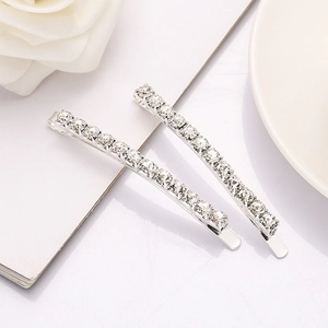 Eleganti fermagli per capelli in argento con strass lucidi su petali di rose bianche
