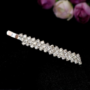 Vue macro de barrette à cheveux avec quatre rangées de strass en cristal brillant