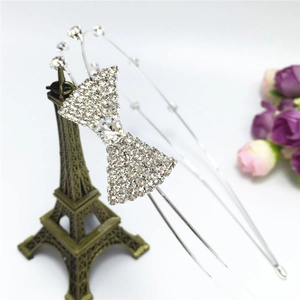 Détail d'un serre-tête de mariée argenté avec nœud en strass et cristal central étincelant