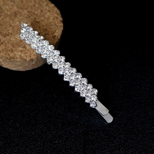 Gros plan sur une barrette à strass étincelante avec finition argentée pour femmes