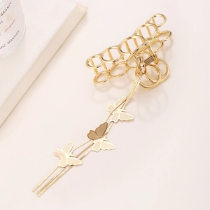 Detailansicht der goldener Schmetterlings-Haarklammer mit hohlem geometrischem Design