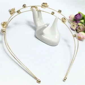 Elegante cerchietto doppio strato dorato con fiori di metallo, perle e strass