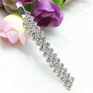 Détail d'une barrette argentée ornée de trois rangées de strass brillants et étincelants