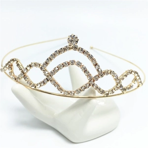 Bandeau tiare doré scintillant avec strass blancs sur support main céramique