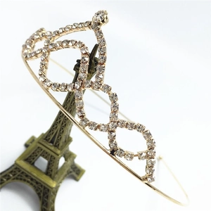 Gros plan détaillé du serre-tête couronne de mariée dorée avec strass et motifs losanges