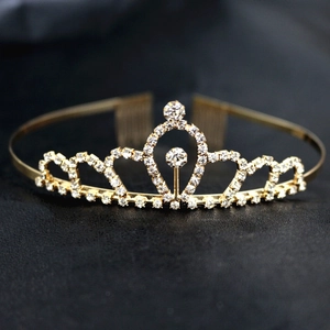 Vue détaillée de la couronne dorée en strass avec motifs en cœur et peigne à cheveux en métal