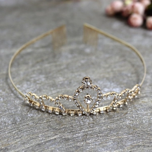 Détail du diadème doré avec strass et peignes latéraux pour un maintien parfait