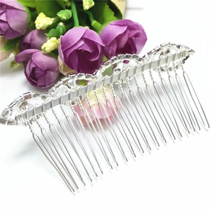 Detailaufnahme eines silbernen Brauthaarkamms mit floralen Akzenten aus Kristall-Strass