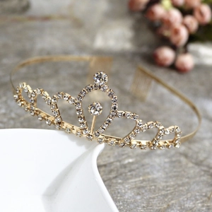 Couronne élégante en strass dorés pour filles avec motifs cœurs et peignes intégrés